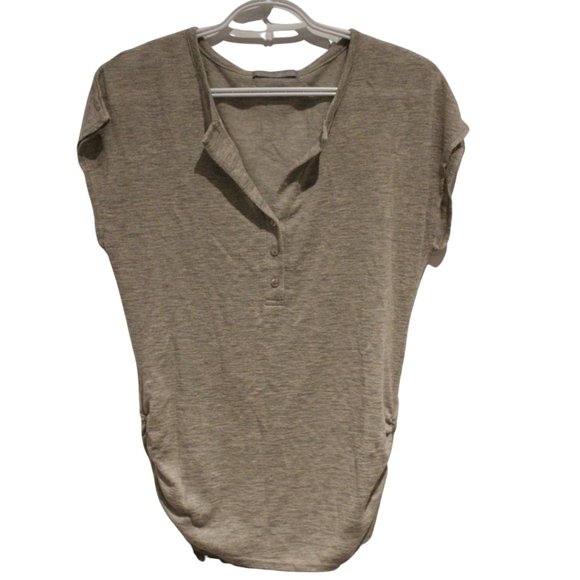 3/$20 🏷 Olivia Moon Heathered Oatmeal Tshirt Size Small - Picture 1 of 3